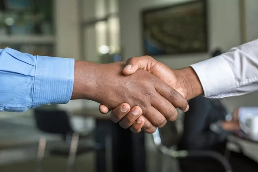 Une poignée de main entre deux professionnels