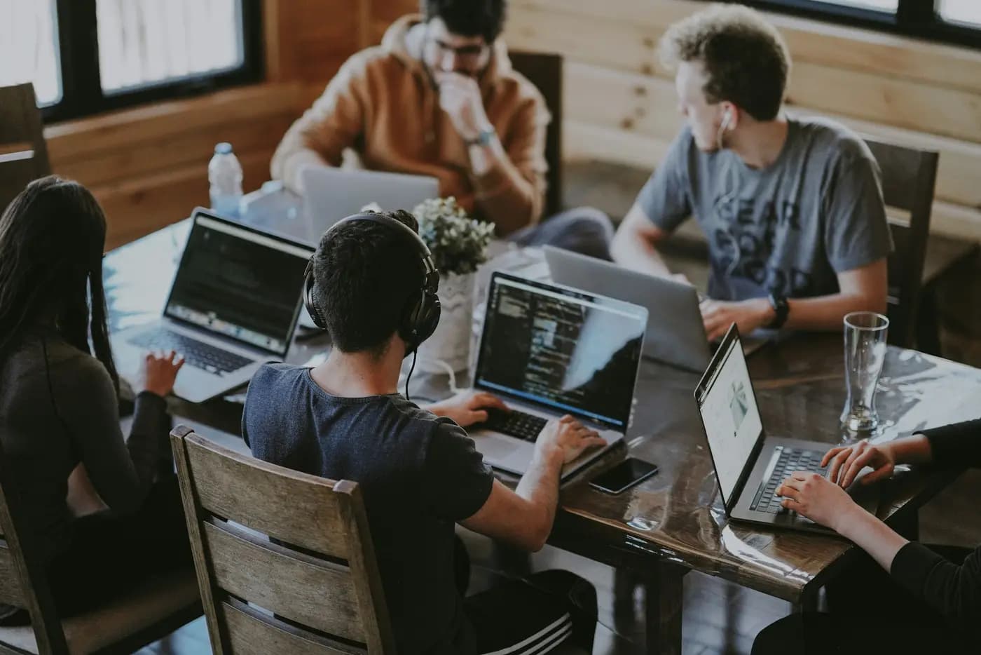 Une équipe au travail autour d'une table